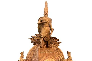 Trình mẫu phác thảo tượng đài Hùng Vương