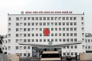 Gắp chiếc kèn đồ chơi trong phế quản bé trai 