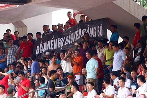 Sân bóng không có chỗ cho truyền thông