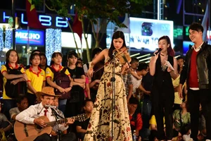 Phố đi bộ Nguyễn Huệ tưng bừng trong đêm 9-1