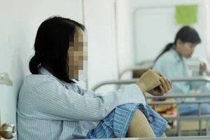 Nhiều bà mẹ mắc chứng nghiện xem camera nhà trẻ