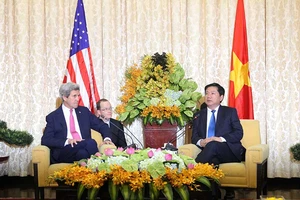 Bí thư Đinh La Thăng tiếp Ngoại trưởng John Kerry