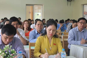 Đại biểu Quốc hội tiếp xúc cử tri là công nhân 