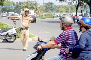 CSGT xử lý kẹt xe ở Tân Sơn Nhất