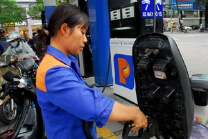  1 lít xăng sẽ phải gánh 13.000 đồng thuế, phí ?