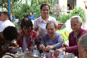 Bữa cơm thân tình cuối năm cho người nghèo