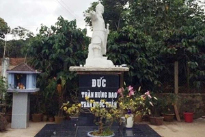 Buộc xin phép đặt tượng ở sân nhà là vô lý