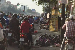 Đổ xuống đường bán hàng, giao thông thêm căng