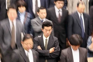 Nhật hạn chế làm thêm giờ để ngăn tự tử