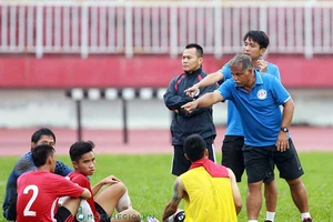 Thầy ngoại lại mỉa mai cầu thủ ở V-League