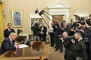 Tổng thống Trump ký sắc lệnh đầu tiên