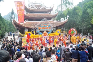 Ngày khai hội, chùa Hương đón 4 vạn du khách