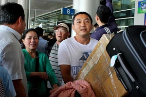 Người dân về lại TP.HCM: Sân bay đông, xe tàu thưa thớt