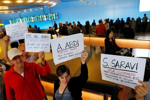 Được và mất của ông Trump sau sắc lệnh nhập cư 