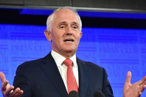 Thủ tướng Úc bị tố vung tiền mua chức