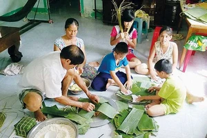 Chuyện con gà và cái tết đầu tiên xa bố