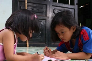 Cái Tết đầu tiên của 2 đứa trẻ bị trao nhầm