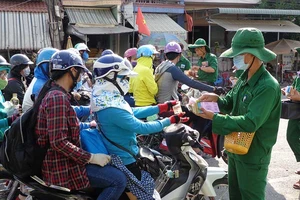 Người dân đổ về Sài Gòn chuẩn bị đi làm