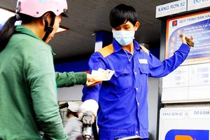 Tăng thuế xăng 8.000 đồng/lít: Ai thiệt nhiều nhất? 