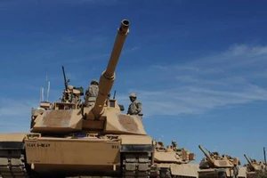 Xe tăng Mỹ rầm rộ tập kết gần biên giới Nga