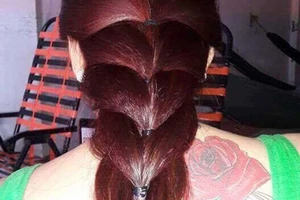 Người nhà đến nhận dạng cô gái chết khỏa thân 