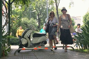 Vì sao quận 1 gắn barie trên vỉa hè?
