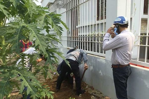 Tháo dỡ cột mốc cắm sát rạt nhà dân 