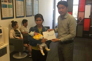 Đông đảo bạn đọc giúp đỡ bé gái bị bong võng mạc