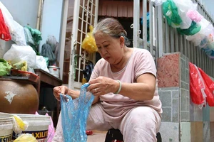 Dì Nâu 30 năm phơi cơm