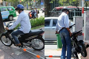 Có barie trên vỉa hè, xe máy vẫn cố vượt qua