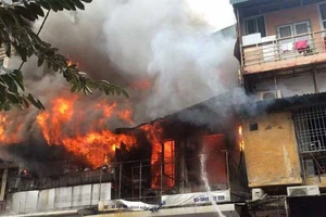 Cháy nhà trên phố cổ Hà Nội, 1 người tử vong