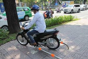 Đặt barie trên vỉa hè là sai luật!