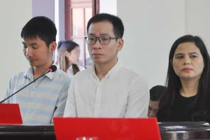 Nữ bị cáo thuê người bắn người tình lãnh 12 năm tù