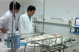 Bé trai 14 tháng tuổi rơi từ lầu 5 nguy kịch