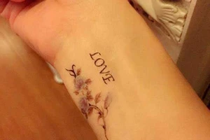 Hình xăm hoa hồng và vết sẹo chiến tranh 