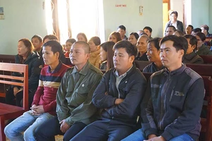 Chủ tọa giải thích lý do hoãn xử vụ cưa gỗ khô