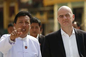 Chủ tịch FIFA thăm và ‘tặng quà’ cho bóng đá Myanmar