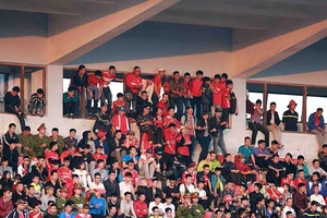 Mượn gió bẻ… trọng tài