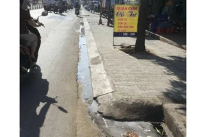 Quán cơm xả nước thải trực tiếp ra đường