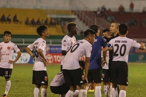 Tấn bi hài trên sân Thống Nhất