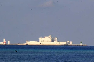 Trung Quốc ‘ngăn sông cấm chợ’ ở biển Đông