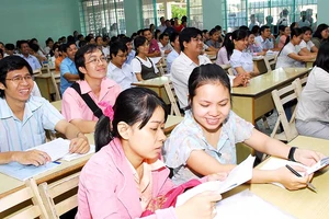 Tuyển dụng công chức, viên chức đòi hộ khẩu: Trái luật