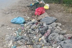 Rác bao vây vòng xoay An Lạc