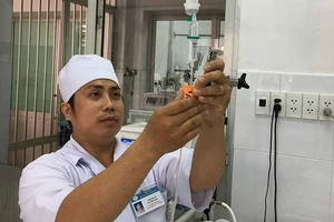 Nam điều dưỡng kể chuyện hài cho bệnh nhân quên đau