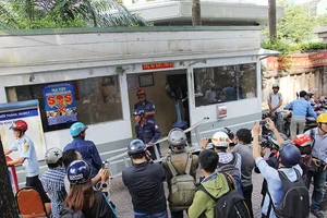 Dọn vỉa hè, trụ sở khu phố cũng bị đập 