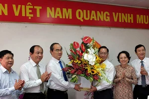 Chủ tịch MTTQ Việt Nam chúc mừng ngành y dịp 27-2