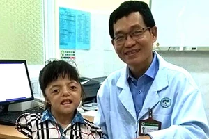 Bác sĩ săn tìm bệnh nhân trên Facebook để… mổ miễn phí 