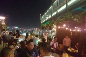 Khổ sở vì quán bar hoạt động trên sân thượng