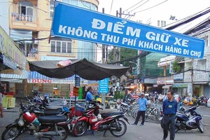 Khi chợ miễn phí giữ xe và nhà vệ sinh phát nhạc