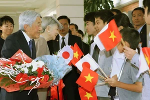 Nhật hoàng và hoàng hậu bắt đầu thăm Việt Nam